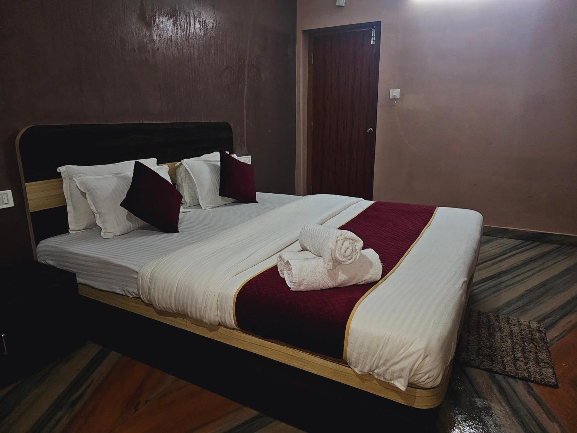 Hotel Aadya 2*