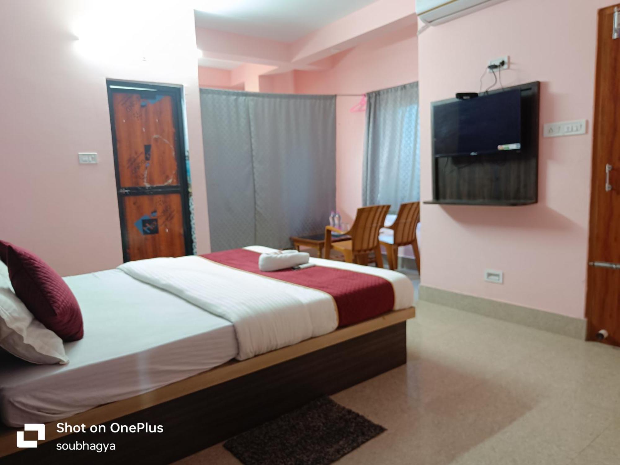 Aadya Hotel 2*
