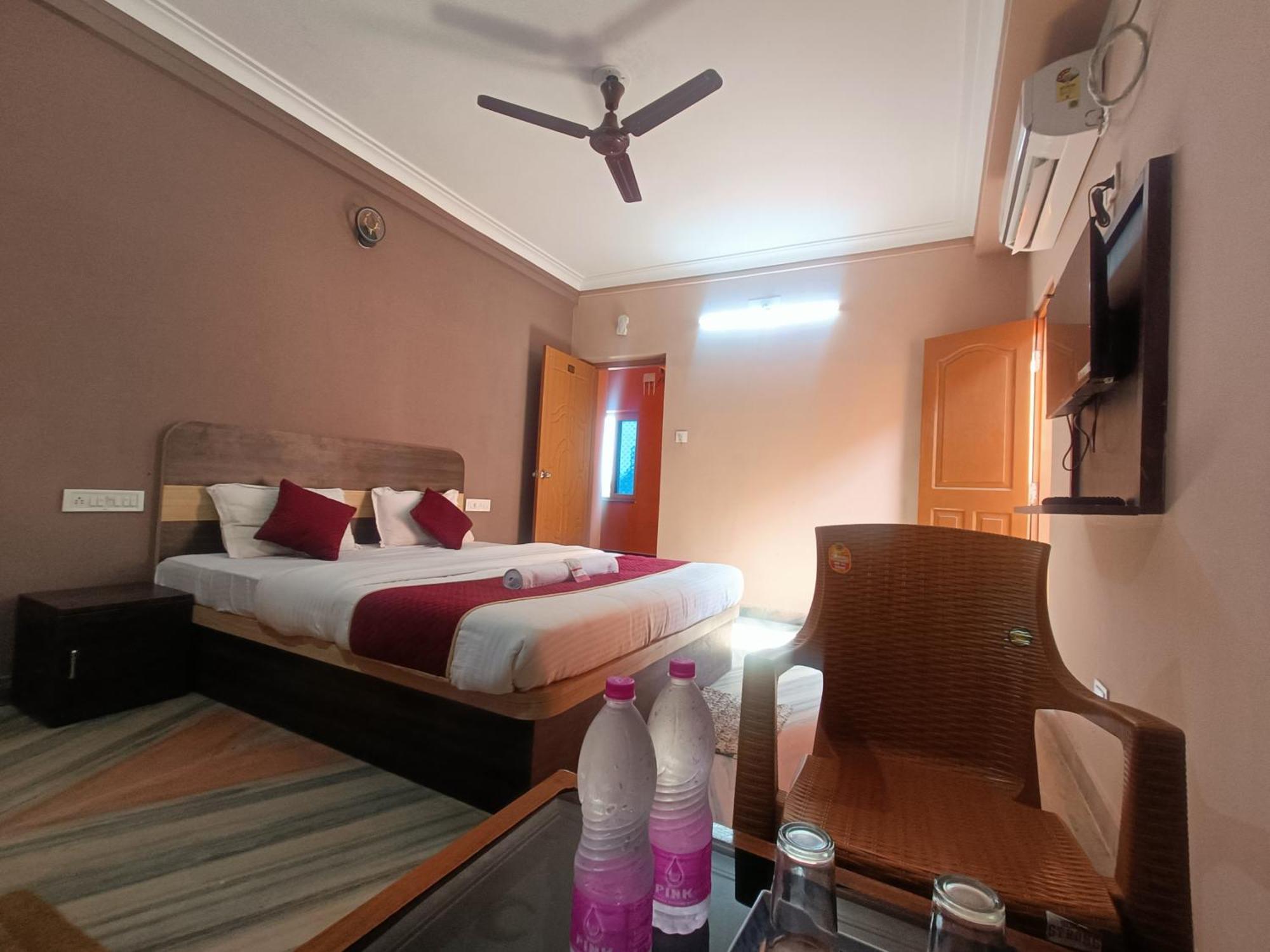 Aadya Hotel 2*